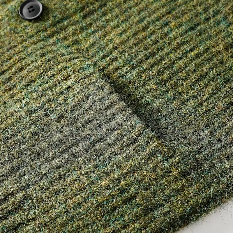 Herren-V-Ausschnitt-Strickcardigan in Olivgrün und grünlich melierter Wolle mit schwarzem Knopf.