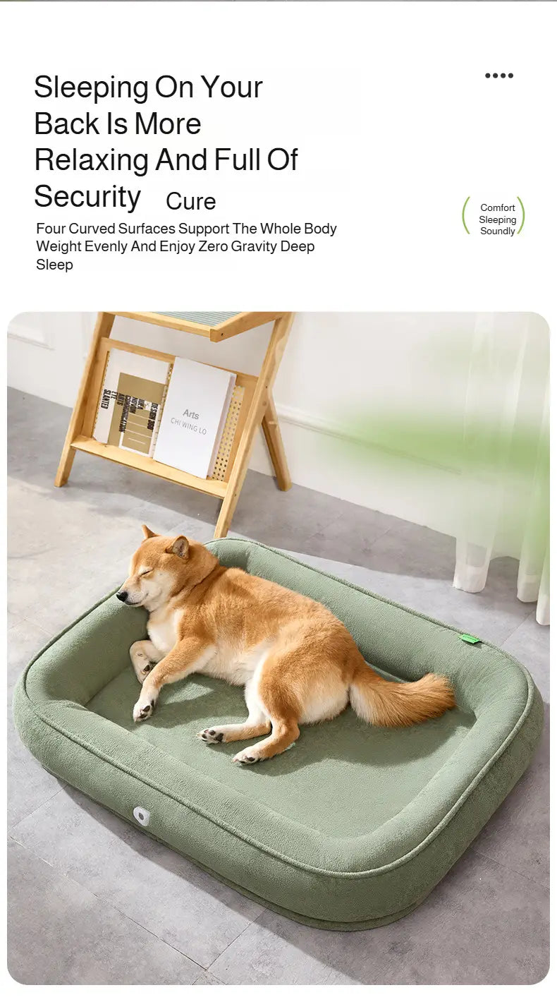 Una cama para perros con forma de cojín tubular acolchado suave color verde salvia, con interior acolchado y bordes redondeados, diseñada como un cojín para mascotas lavable.