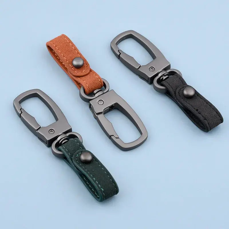 Leder-Schlüsselanhänger im 3er-Set als Organizer für Autotasten mit Metall-Karabinerhaken und Lederbändern in Braun, Schwarz und Grün.
