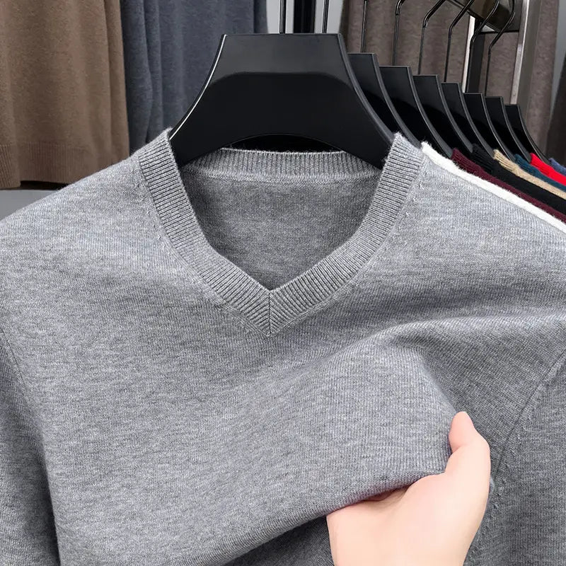 Herren-V-Ausschnitt-Strickpullover in softem Heather-Grau mit geripptem Kragen und Bündchen