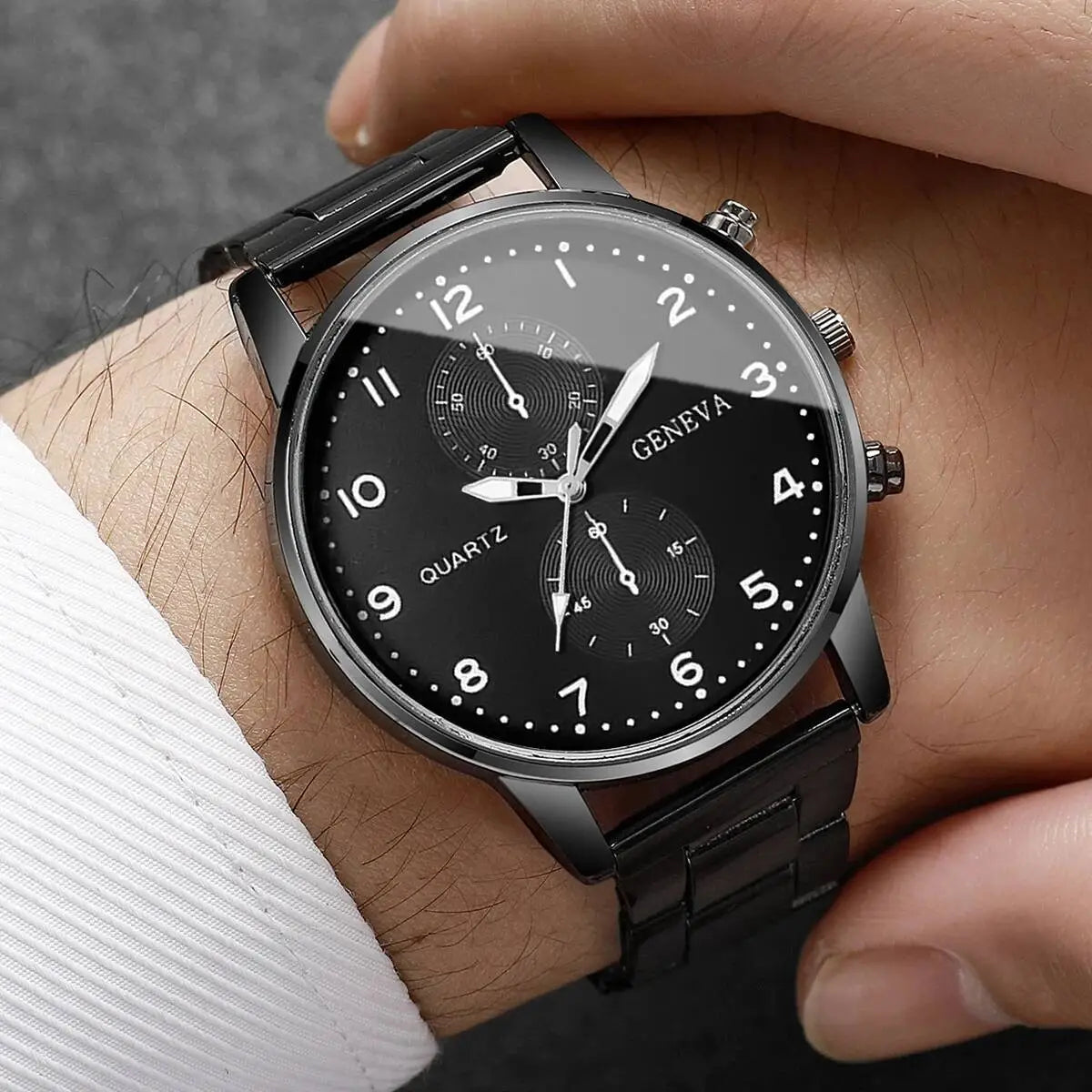 Montre à quartz Genève noire présentant un bracelet métallique élégant en acier inoxydable, un chronographe avec doubles compteurs.
