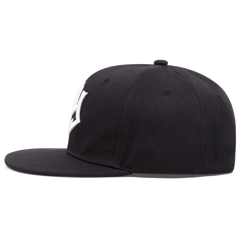 Schwarze Snapback-Hip-Hop-Mütze mit einem weißen bestickten Ny-Logo auf dem Frontpaneel.
