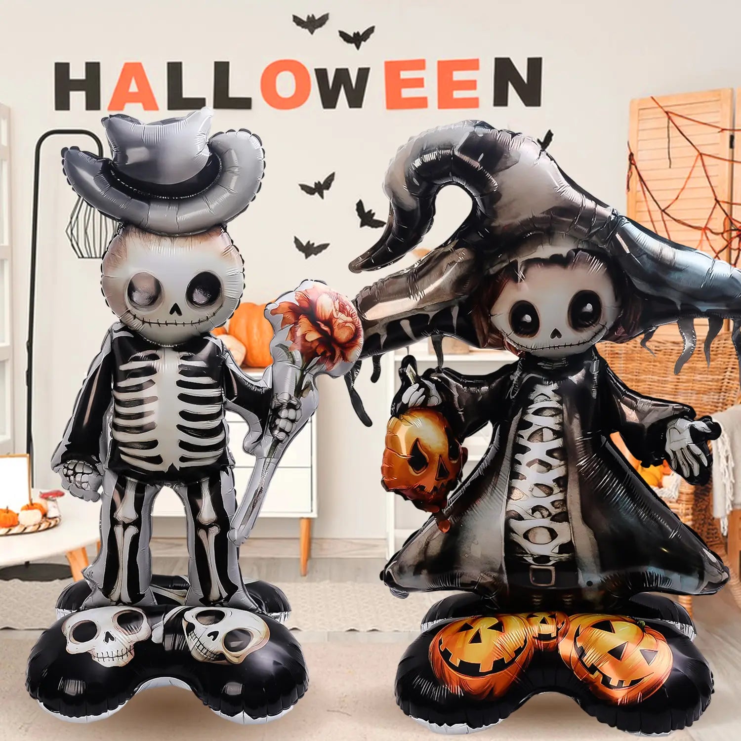二体の巨大なハロウィーンのスタンディング・ホイル風船のパーティー装飾フィギュア。カウボーイハットをかぶりバラを手に持つ黒と白の骸骨と、パンプキンのランタンを携える長いコートの黒い魔女を特徴としています。