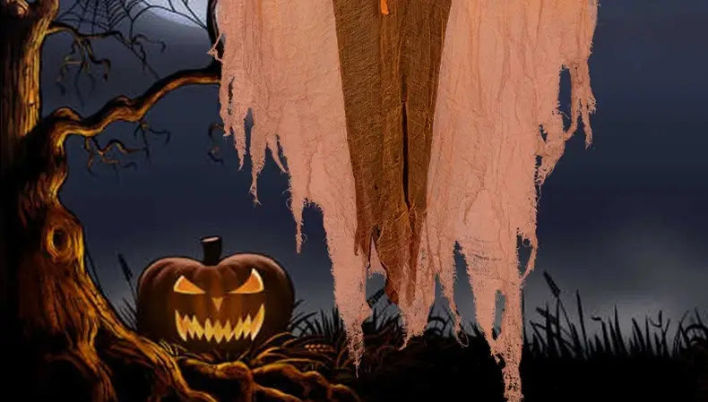 decoración de Halloween con espantapájaros de calabaza naranja tallada, con ojos LED amarillos que emiten luz y una amplia sonrisa dentada, acomodada entre raíces retorcidas debajo de un árbol torcido