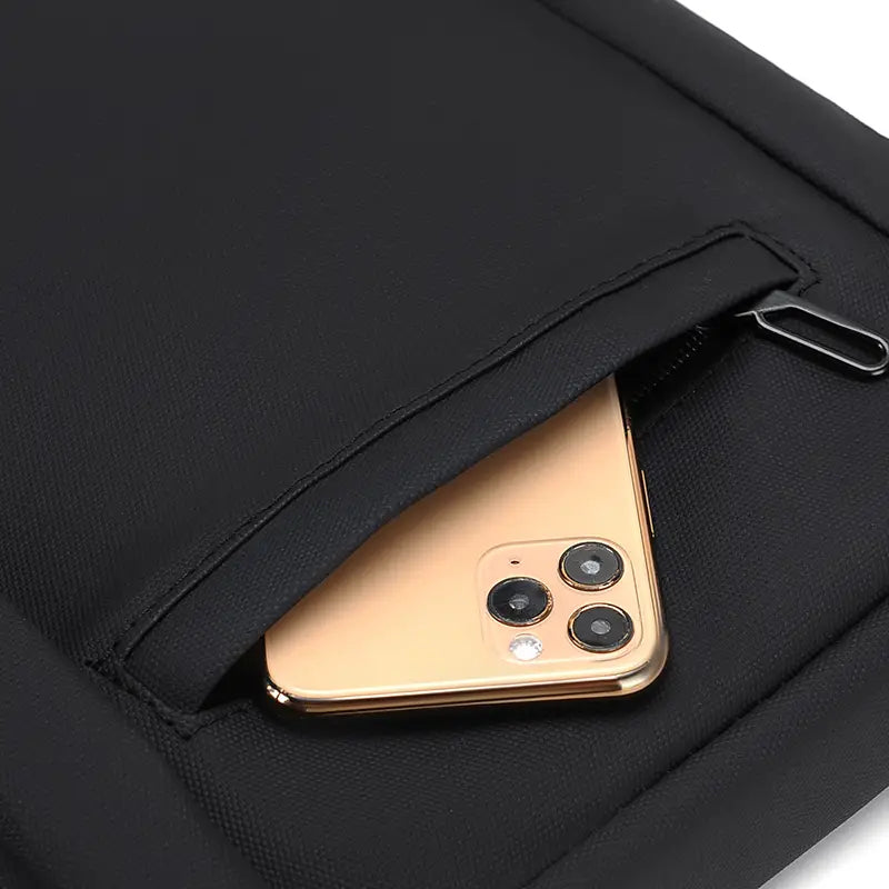Sacoche professionnelle pour ordinateur portable en nylon noir de type attaché/porte-documents, avec une poche zippée contenant un iPhone de couleur dorée.