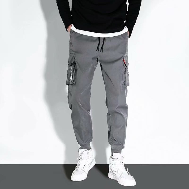 Schwarze Herren-Tactical-Cargo-Hosen in Grau mit mehreren Taschen und Kordelzug am Bund, entworfen für Freizeit-Workwear und im Jogger-Stil.