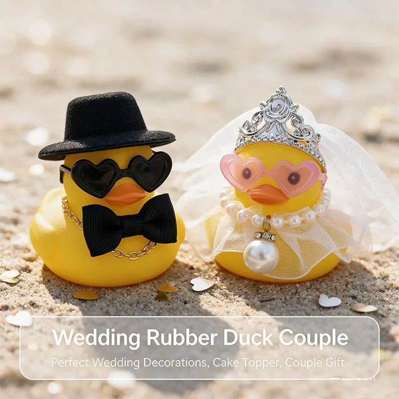 新郎新婦のゴム製アヒルのウェディングセットは、伝統的な新婦・新郎の装いをした黄色いゴム製アヒルのカップルを特徴としています。