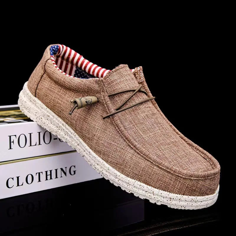 Chaussures décontractées de type mocassins à enfiler en toile pour hommes, de couleur camel, avec une semelle en caoutchouc blanche à motifs d’aspérités et une doublure présentant un motif de drapeau américain.