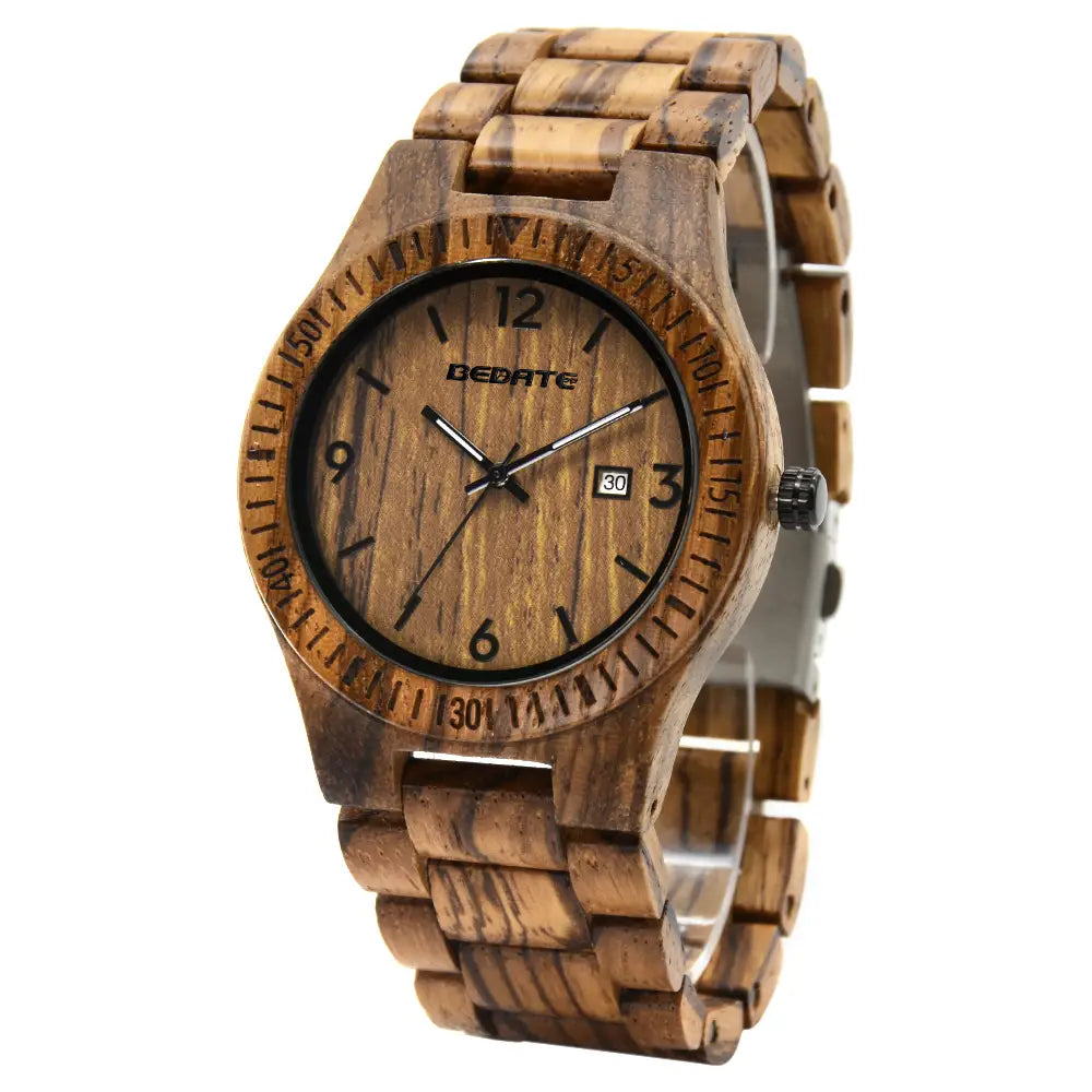 Eine rustikale hölzerne Armbanduhr für Herren, Quarz, mit leuchtender Datumsanzeige, mit natürlichem Maserungsmuster und einem braun- und beigen Finish auf Gehäuse und Band.