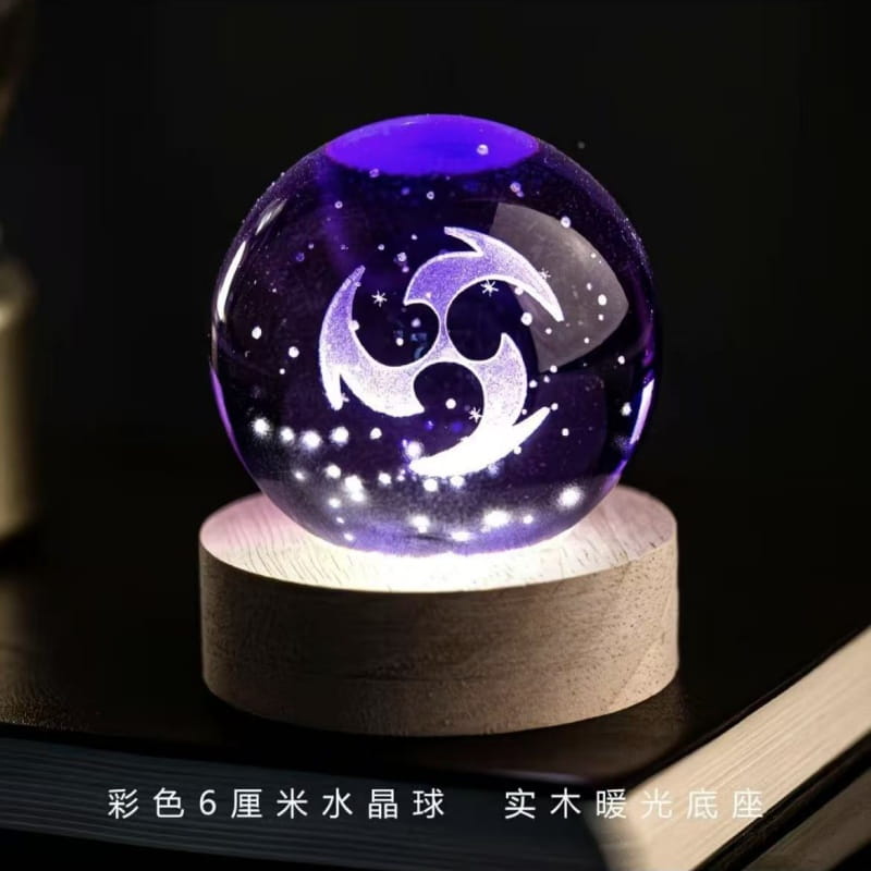 Une boule de cristal violette lumineuse, avec un motif blanc tourbillonnant et des éclats semblables à des étoiles, reposant sur une base en bois, présentée comme produit fini de Genshin Impact.