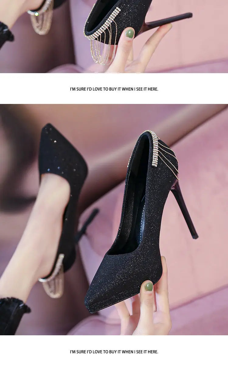 Schwarze, glitzernde High-Heel-Pumps mit seitlichem Riemen, der mit Strasssteinen verziert ist, aus der Kollektion „Kristall-Hochzeitschuhe, Plateau-Bridal-Heels“.