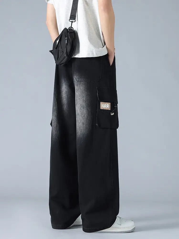 Jean cargo en denim noir ample pour homme, grande taille, avec coupe jambe large décontractée et plusieurs poches.