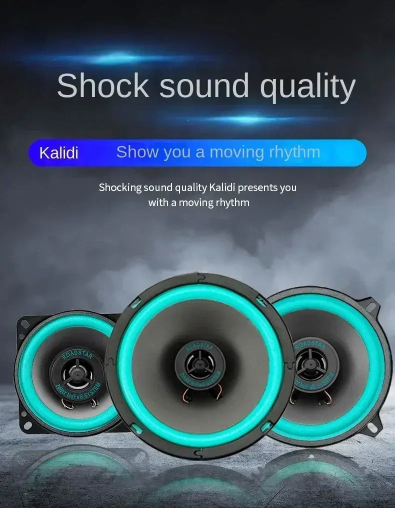Drei schwarze Kalidi Roadstar-Koaxialautolautsprecher mit leuchtenden türkisfarbenen LED-Ringen um die Membranen für die Verwendung in Universal Audio Stereo.