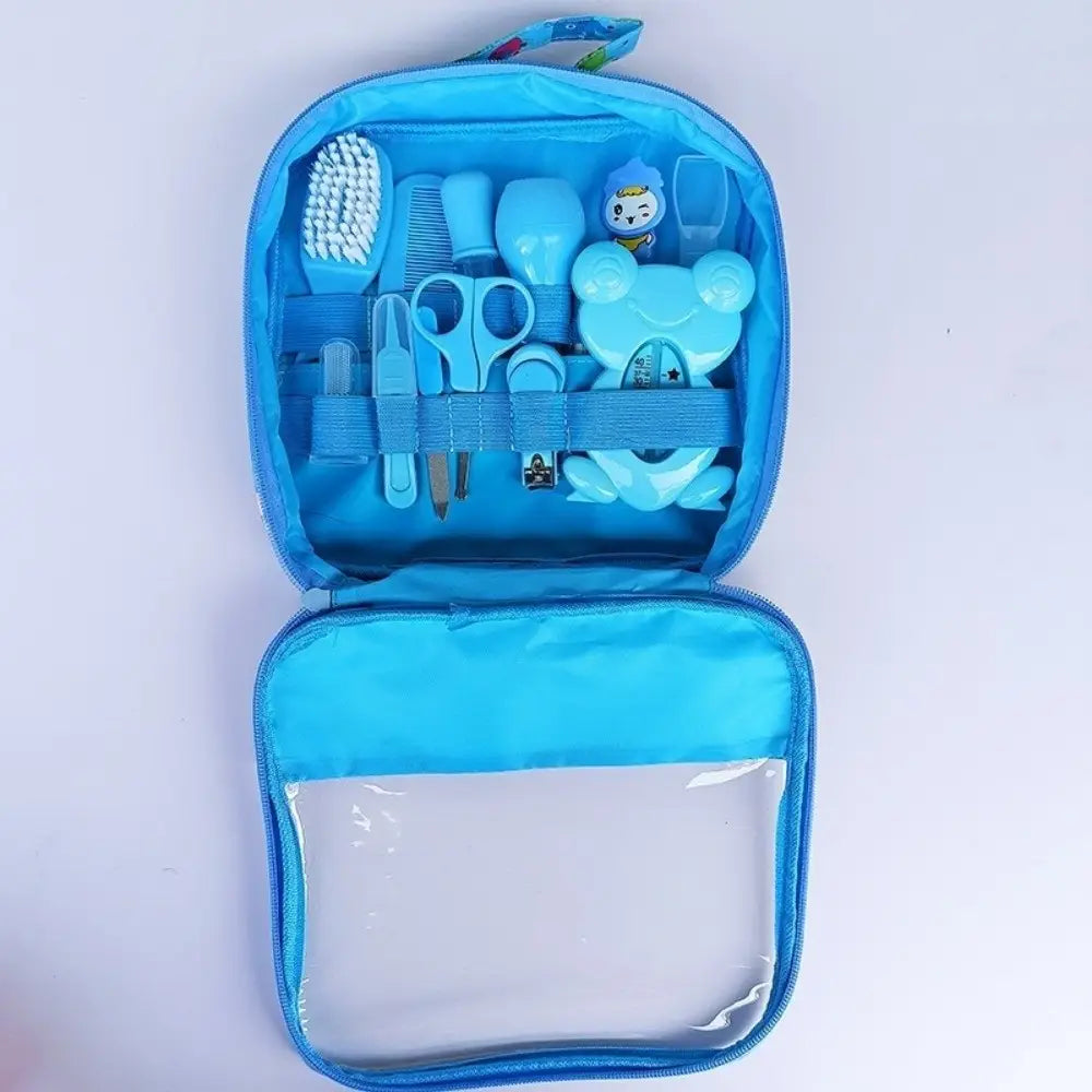 Blaues Baby-Pflegeset mit dem 13-teiligen Neugeborenenpflege-Set, bestehend aus verschiedenen Werkzeugen und einem Plüsch-Bären-förmigen Nagelclipper für die Pflege von Babys.
