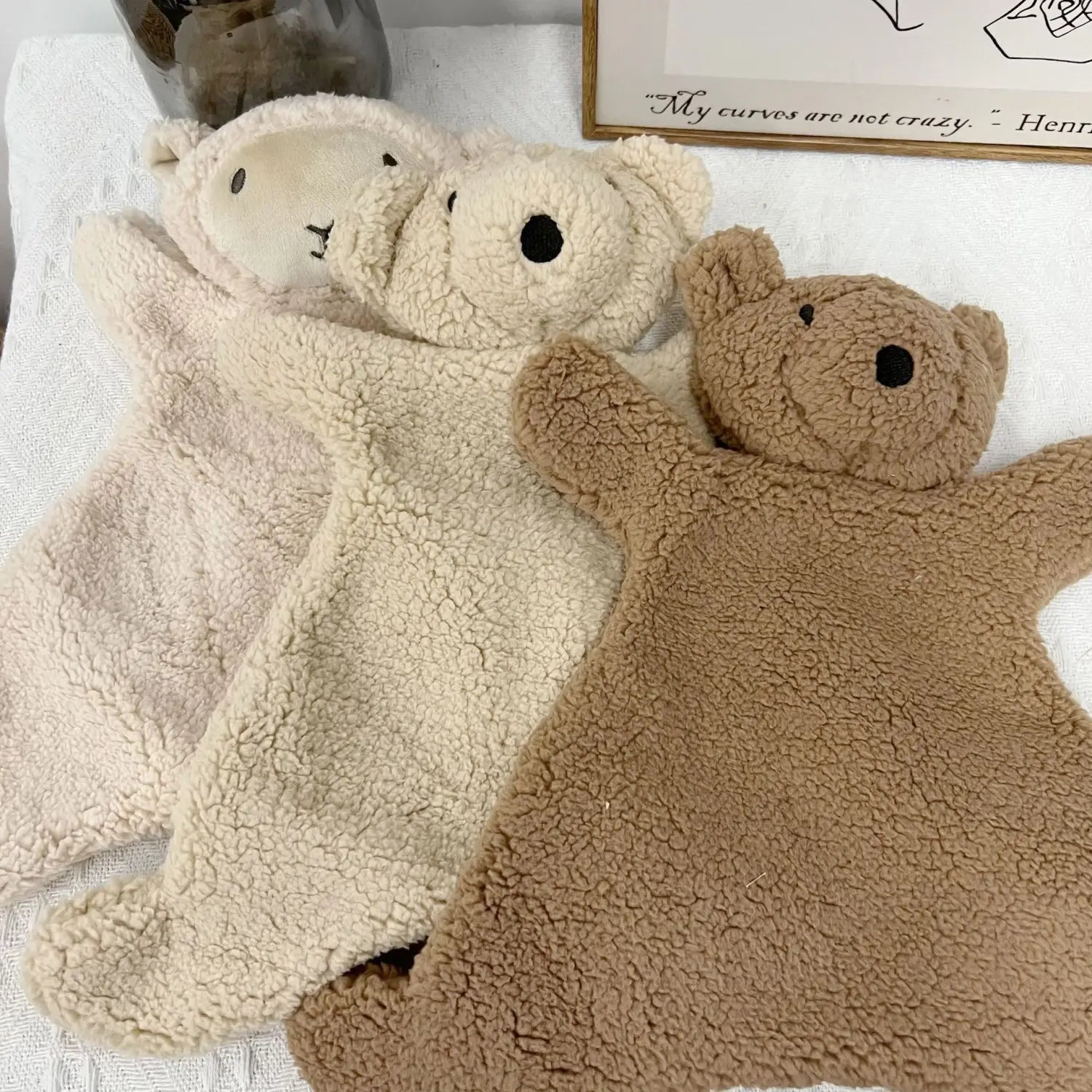 クリームとブラウンのフリースで作られた、柔らかなぬいぐるみテディベア型コンフォーター。ベビー向けなだめ用ぬいぐるみベアの人形写真撮影用小道具として設計されています。
