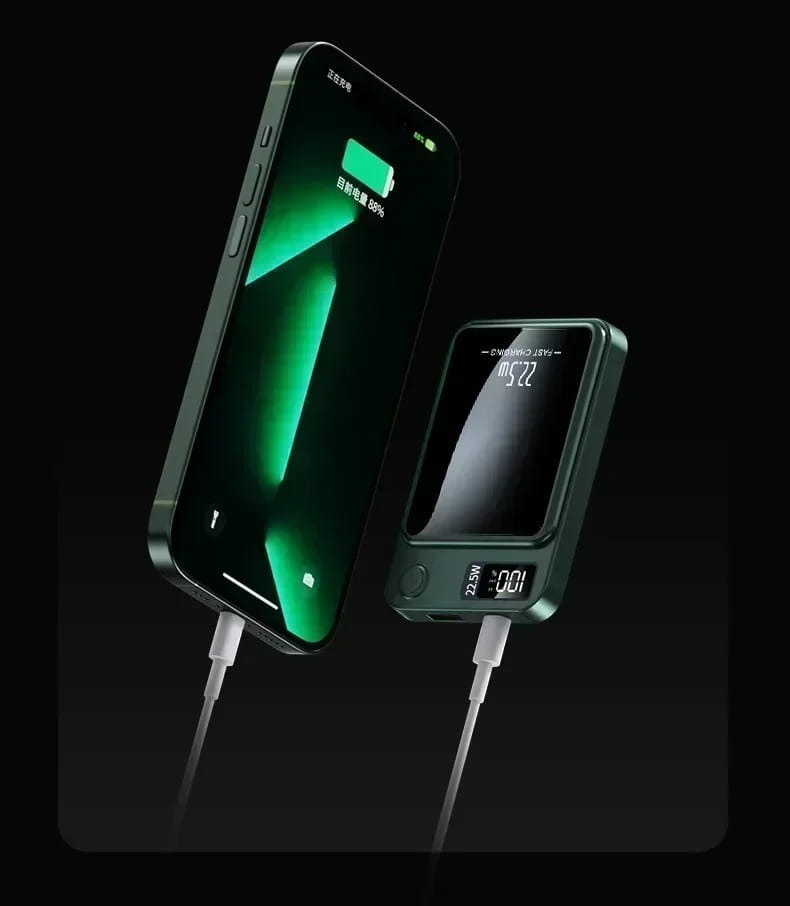Chargeur d’alimentation magnétique rectangulaire vert foncé avec affichage numérique indiquant le niveau de batterie et l’heure, doté de fonctions de sécurité avancées pour une charge sans fil rapide.