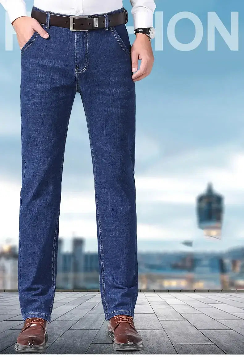 Jeans en denim extensible à coupe slim pour hommes en bleu foncé, avec une coupe classique droite et des passants de ceinture.