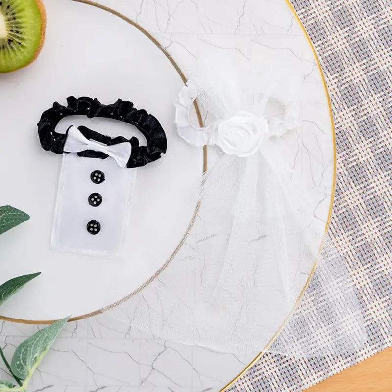 Coletero/corbatín para el cabello tipo esmoquin de terciopelo negro con moño blanco y tres botones negros para el juego de cubiertas de copas de vino para la novia y el novio.