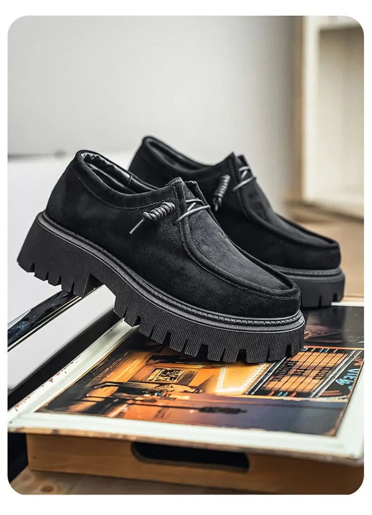 Mocassins en suède noir à semelles massives épaisses et lacets tressés pour des baskets décontractées à plateforme pour hommes.