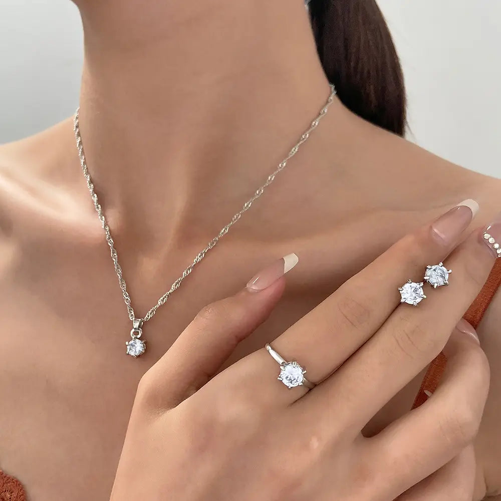 Collar de cadena plateada con un pequeño dije de diamante brillante, del juego de joyería de circonita cúbica de 5 piezas