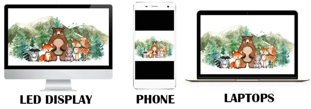 Décor rustique de photographie de mariage comprenant une tapisserie murale d’animaux de la forêt à l’aquarelle dans des tons naturels, affichée sur un téléphone écran LED et des ordinateurs portables, avec un fond de couronne en bois.