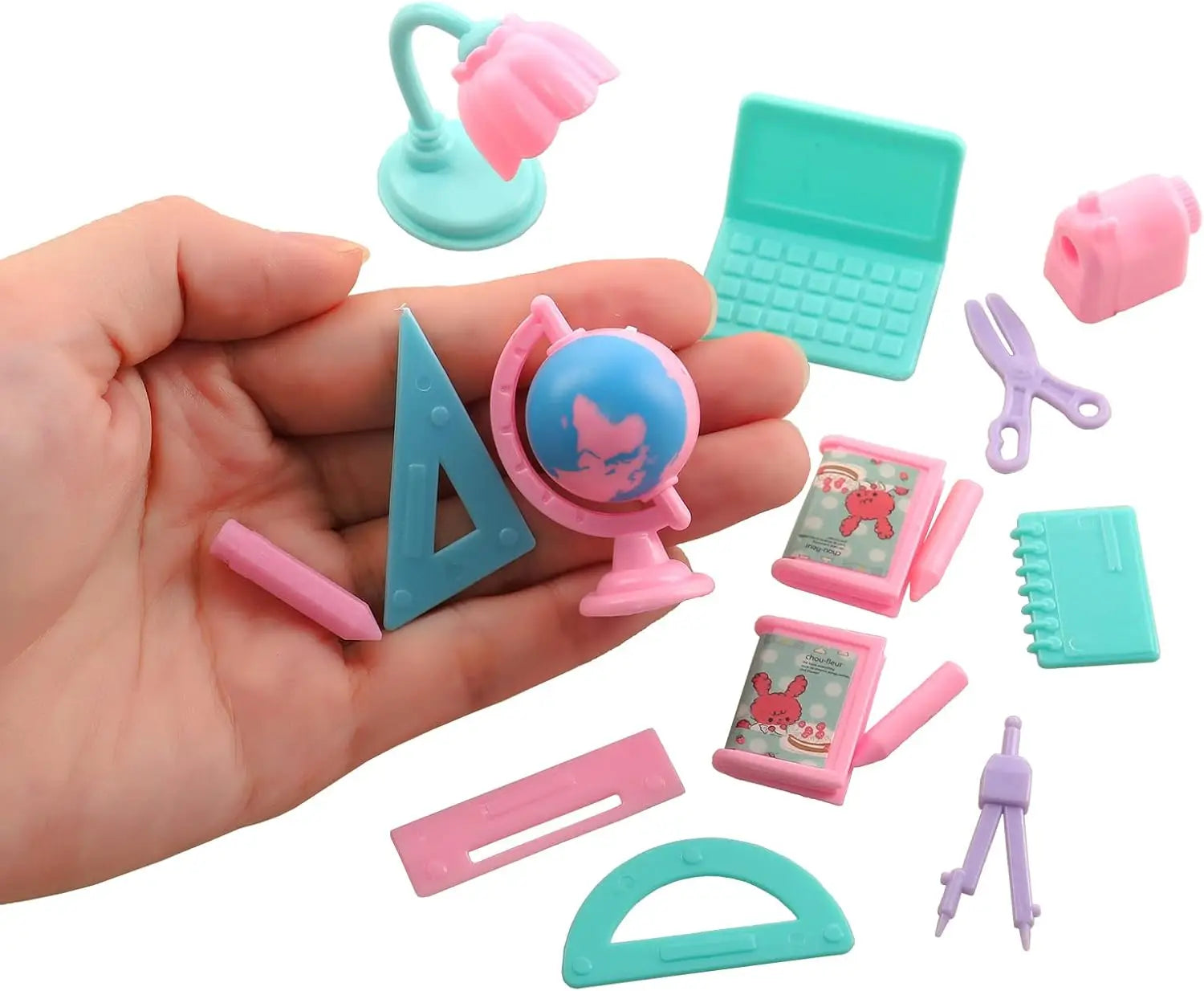 Plastikkugel in Rosa und Blau mit einem Cartoon-Katzenmotiv aus dem Set „Doll School Accessories“ mit 19-teiligem Zubehör