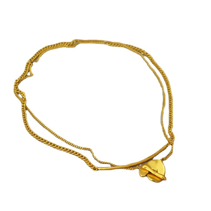 Bracelet à double couche en chaîne aux tons dorés pour femmes, présentant un délicat pendentif en forme de cœur avec un motif gravé discret, dans un collier pendentif à superposition géométrique doré pour femmes.