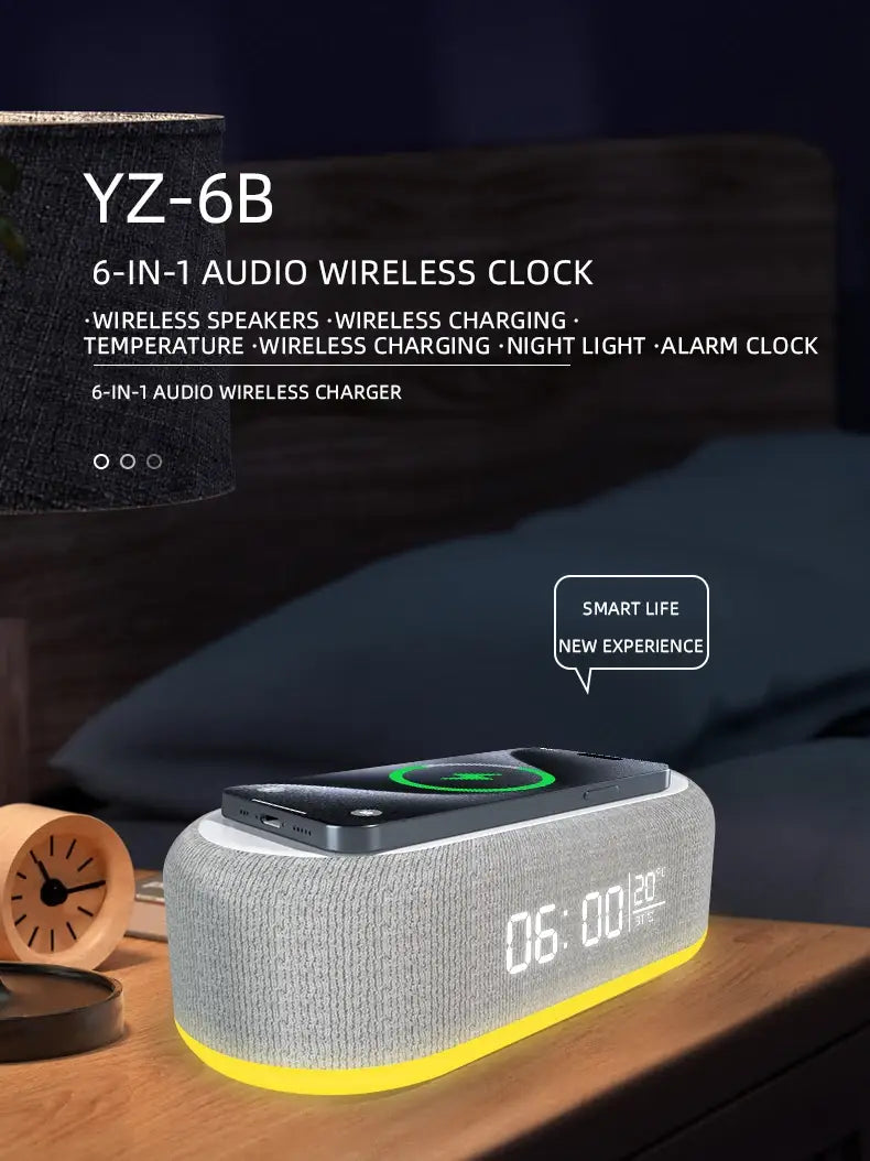 Grauer strukturierter Stoff-Lautsprecher mit Bluetooth-Funktion, kabellosem Laden und Alarmwecker, mit gelber Basis und digitaler Anzeige, die 06:00 zeigt, mit kabellosem Ladefunktion und Energiesparmodus.