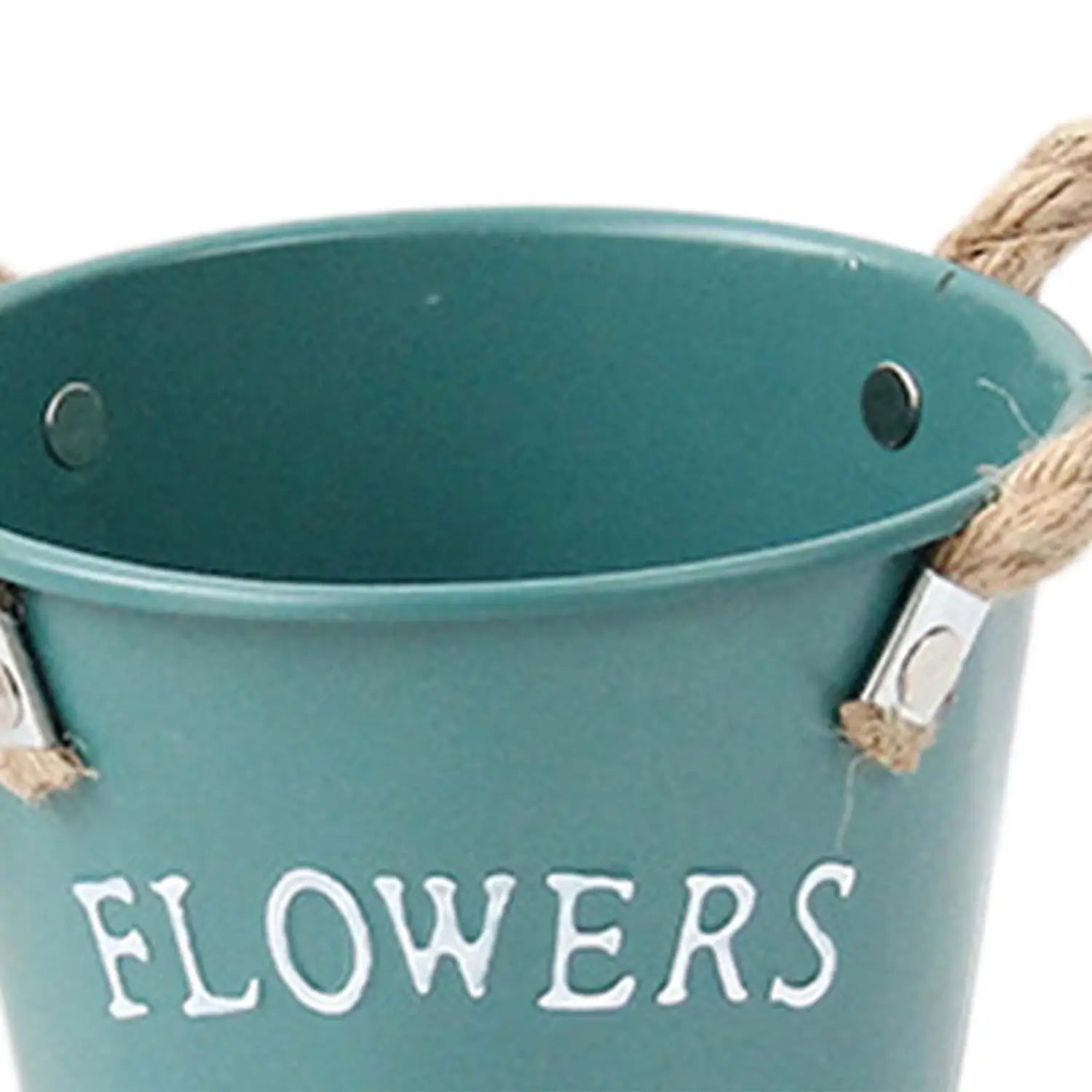 Teal-farbener Metall-Blumentopf mit weißen Blumen-Schriftzug und Griffen aus Naturkordel, entworfen als rustikaler Landhaus-Gartenpflanzen-Blumentopf.