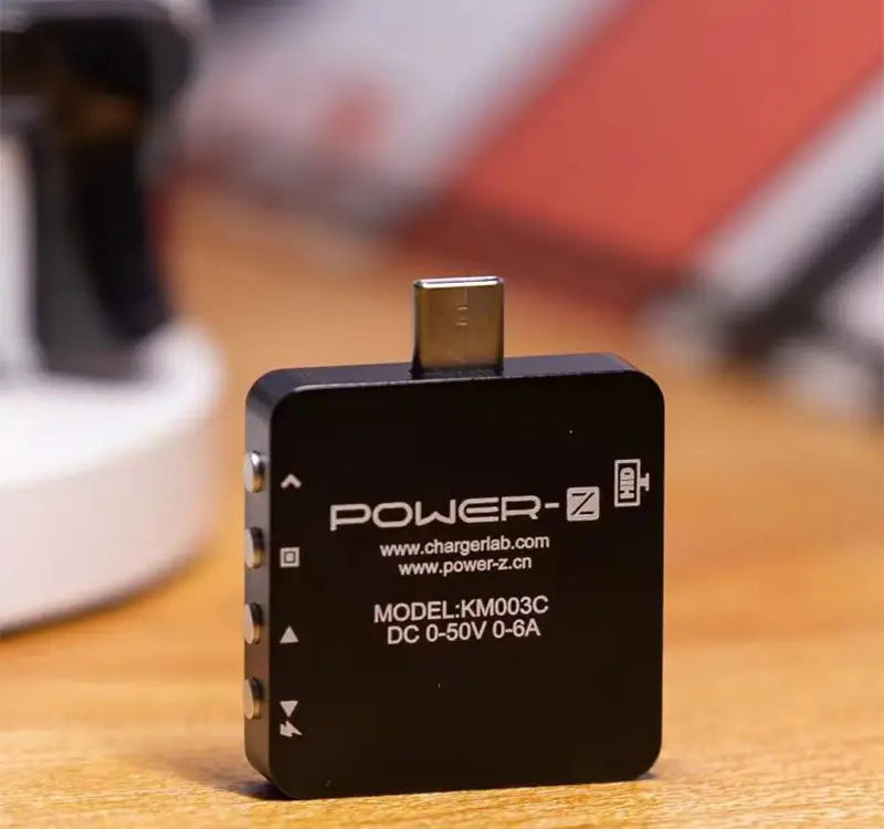 adaptador rectangular negro km003c Chargerlab USB PD3.1 probador de potencia con contactos metálicos plateados y logotipo impreso en blanco, compatible con el protocolo PPS 50 V.