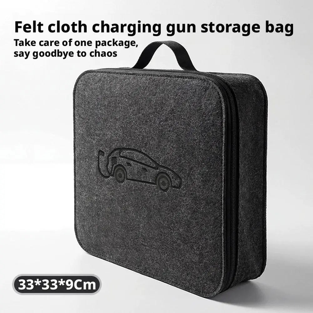 Bolsa de almacenamiento de cables de carga para vehículos eléctricos, de tela de fieltro gris oscuro, con un diseño de coche eléctrico bordado sutil y cremallera negra para la organización del automóvil.