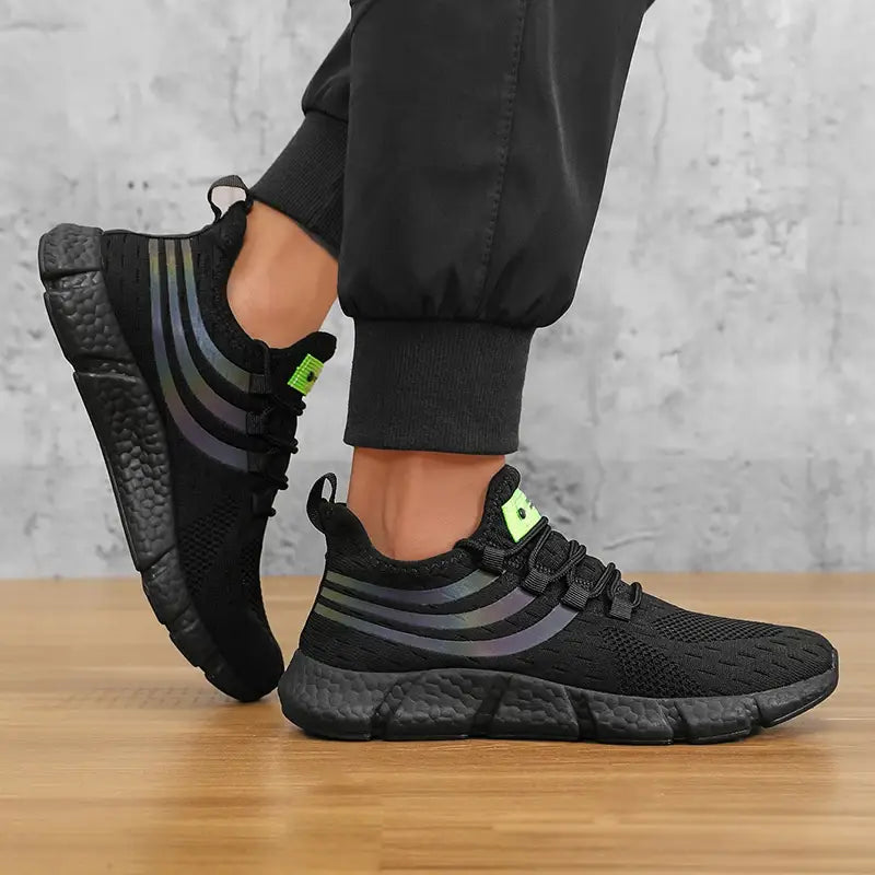 Baskets de sport décontractées en maille respirante pour hommes Zuuban en mesh noir, avec des accents vert néon et une semelle en caoutchouc texturée.