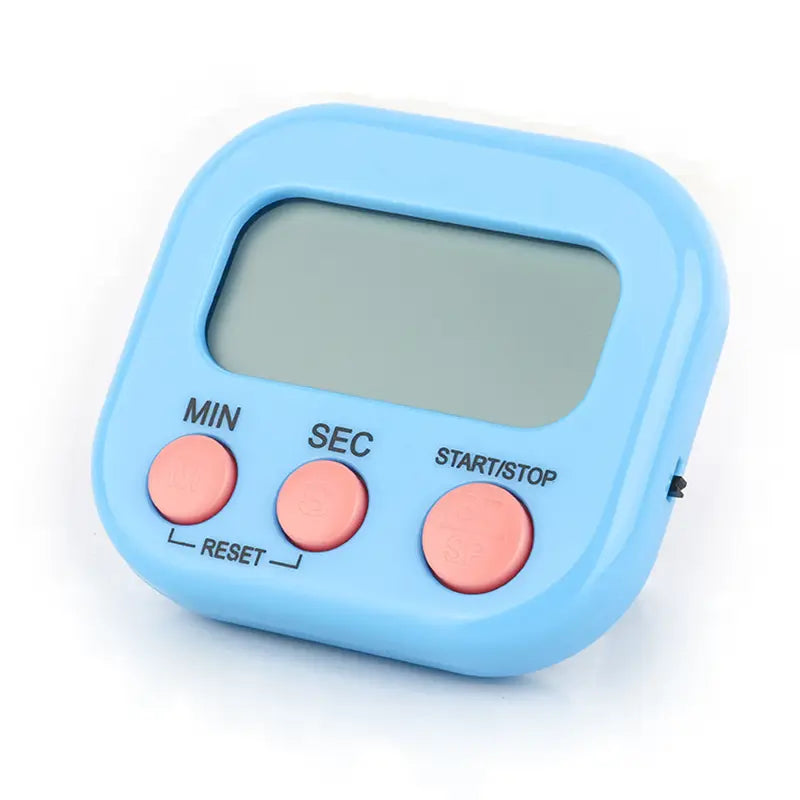 Hellblaue digitale Küchenuhr mit magnetischer Rückseite und drei pfirsichfarbenen Tasten mit den Beschriftungen min, sec sowie start/stop zur Verwendung als Countdown-Uhr.