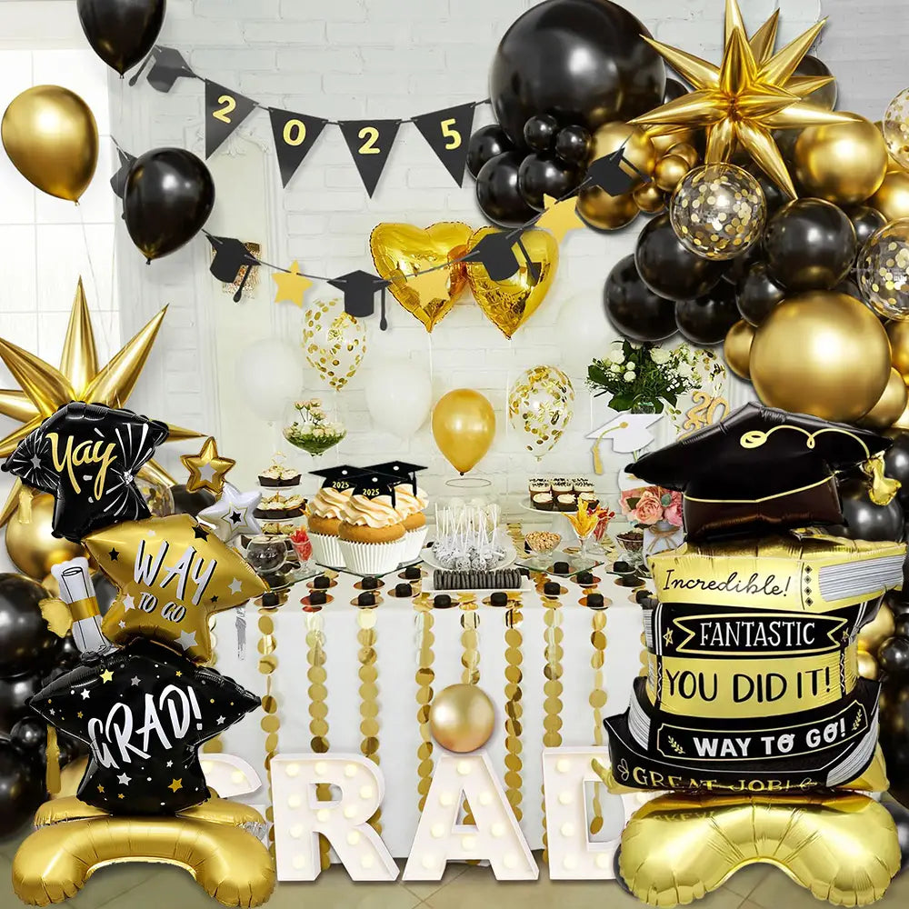 Abschlussballon-Set, 2er-Pack, Folien-Dekoration mit einer schwarz-goldfarbenen Themenanordnung mit Stern, Talar und Mütze sowie Folienballons mit der Aufschrift „Way to go“.