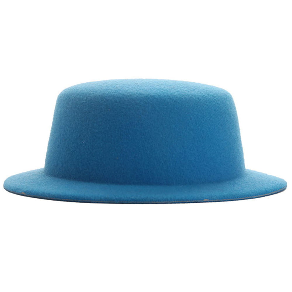 Un fedora en feutre bleu uni, à bord plat et calotte arrondie, conçu comme accessoire de mode pour chapeau de poupée en peluche pour des poupées de 60 cm.