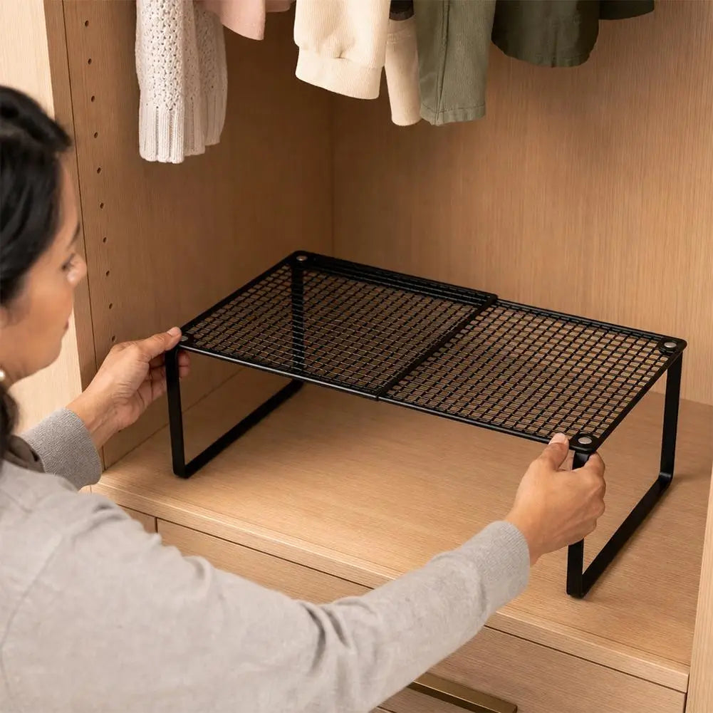 Étagère en treillis de métal noir avec motif en grille et structure robuste en acier au carbone, pour un organisateur d’étagère d’armoire empilable réglable