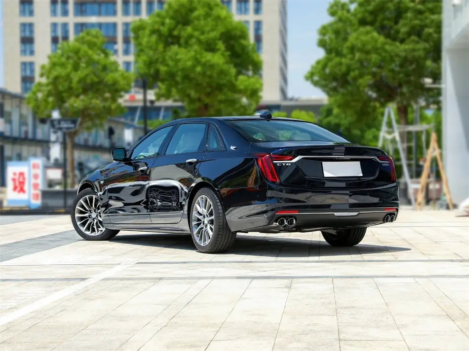 ブラックのキャデラック CT6 セダン用リアテールライトカバー（2019〜2022年対応）。洗練された光沢仕上げと特徴的なテールライト意匠を後方から表示。