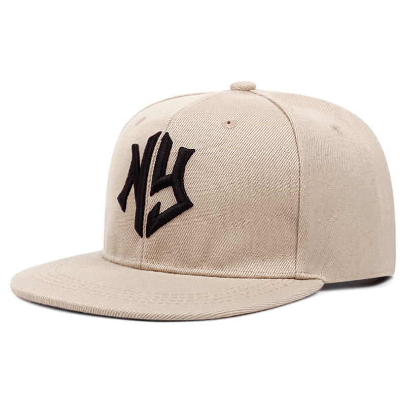 Beigefarbene Snapback-Hip-Hop-Mütze mit einem schwarzen bestickten NY-Logo auf der Vorderseite.