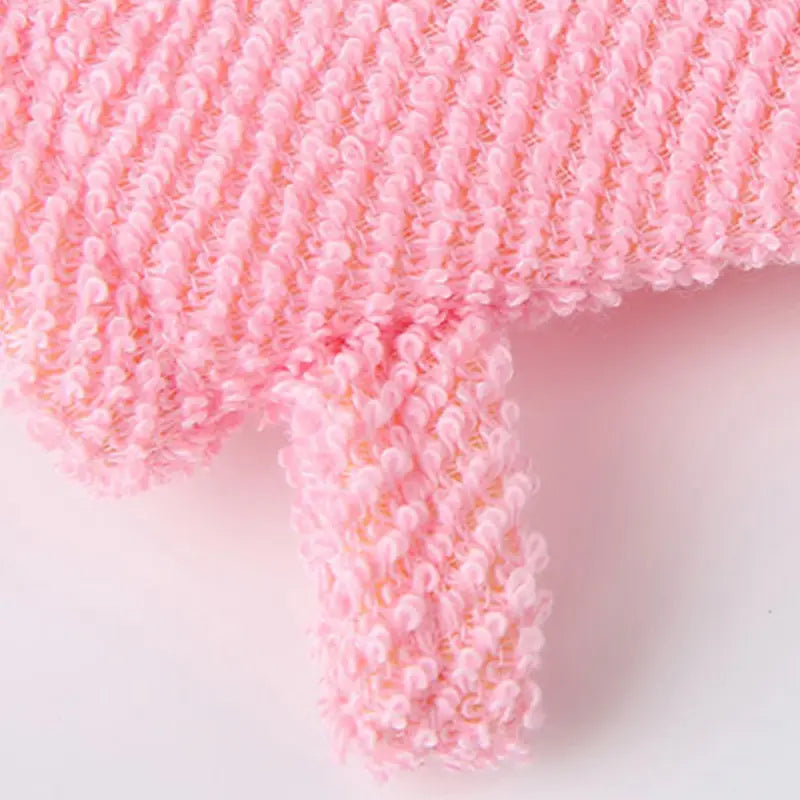 Pinkfarbener Plüsch-Babyduschschwamm in Tierform mit einer weichen, lockigen Strickstruktur für eine sanfte Verwendung als Bade-/Duschhandtuch.