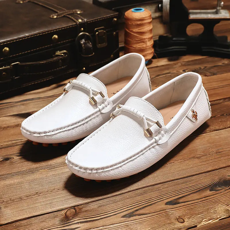 Les chaussures à enfiler habillées en cuir se portent sans effort avec des chaussures décontractées en cuir blanc, avec des accents métalliques ton or et une finition texturée subtile.