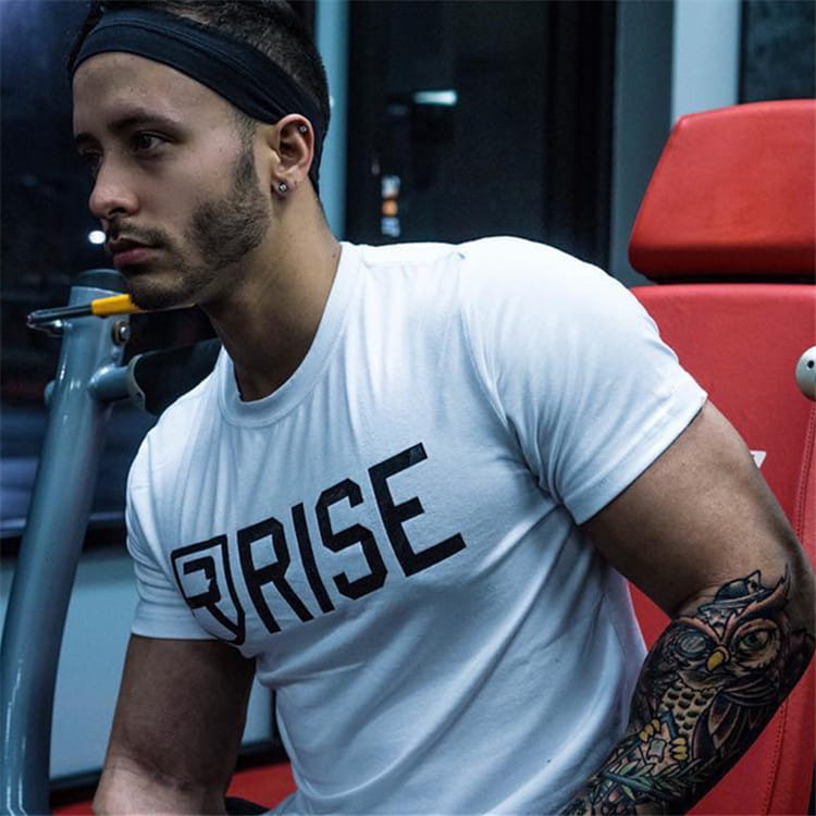 Weißes Baumwoll-Herren-Workout-T-Shirt mit Gold-Rise-Logo und kräftiger schwarzer Rise-Schrift über die Brust.