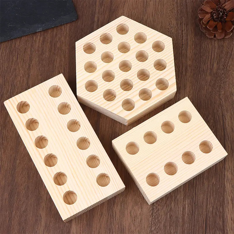 Organizador de herramientas para tablero perforado de soporte de pinzas de madera de color claro con formas hexagonales y rectangulares, y múltiples orificios circulares para la organización de artículos pequeños.