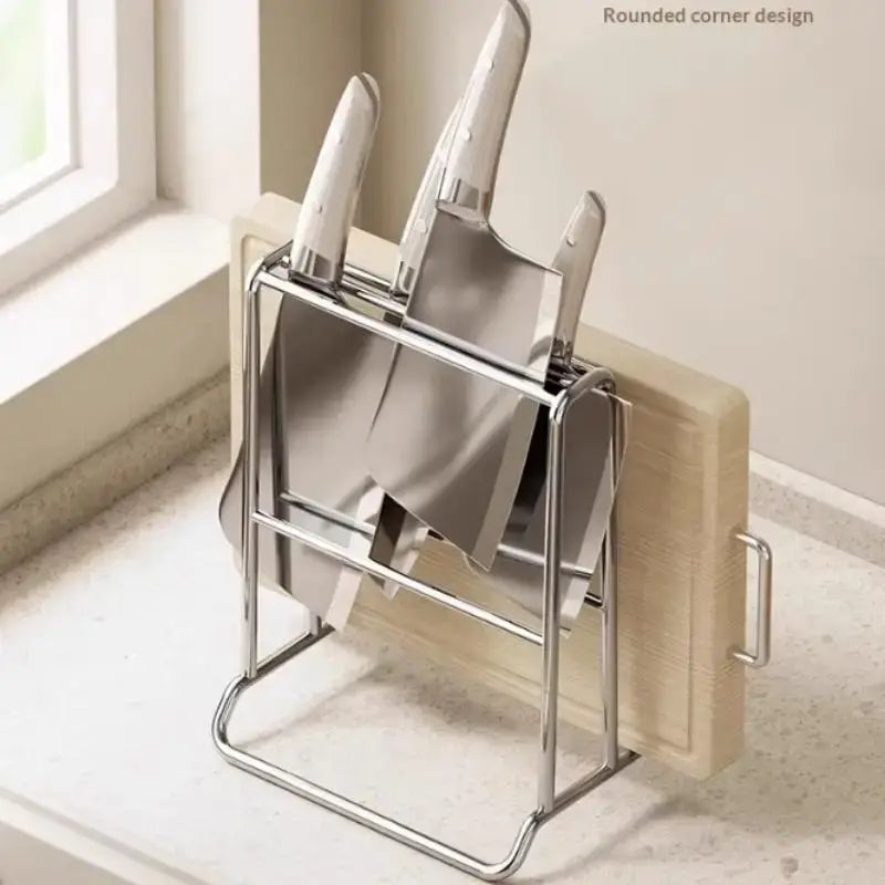 Organisateur de couteaux de cuisine en acier inoxydable aux angles arrondis, contenant trois couteaux et une planche à découper en bois.