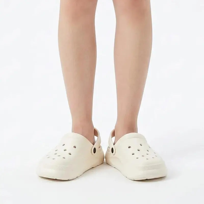 Cremefarbene Eva Slip-on Cushion Clog-Sandalen aus EVA mit perforiertem Obermaterial und einer Gummisohle.