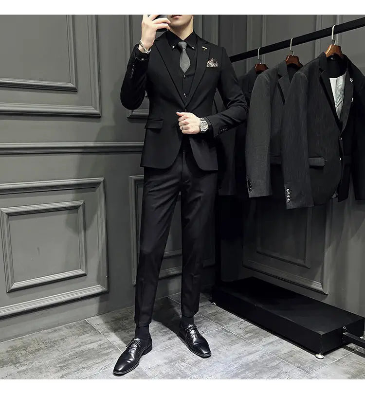 Ensemble de costume slim fit pour homme en noir, avec une coupe moderne et élégante, une texture discrète et 9 pantalons courts à la cheville, doté d’une fermeture par boutons.