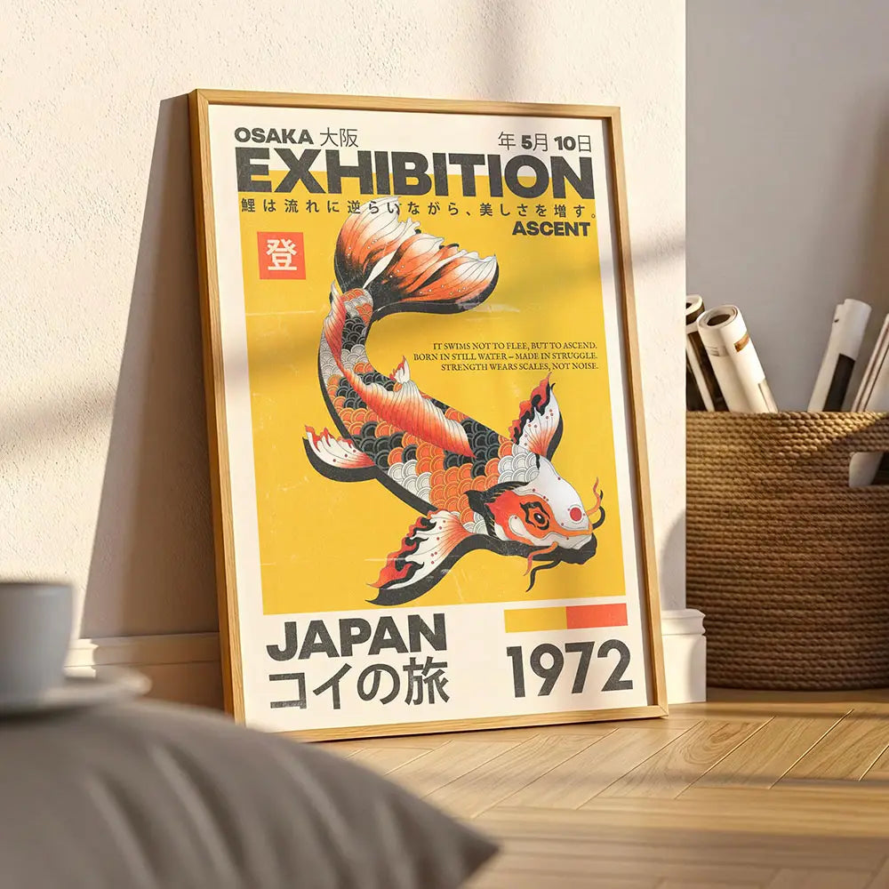 Una impresión en lienzo de un pez koi japonés enmarcado, que muestra un vibrante pez koi naranja y negro sobre un fondo amarillo, con texto en inglés y japonés diseñado como arte mural estilo Japandi.
