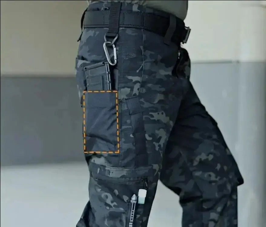 Pantalons cargo tactiques imperméables pour hommes en noir, avec un motif camouflage gris foncé et plusieurs poches utilitaires.