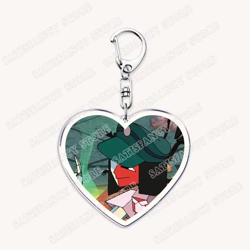 Herzförmiger Anime-Herz-Acryl-Schlüsselanhänger mit silbernem Metallrahmen und Verschluss mit einer illustrierten Figur in grüner Mütze und rotem Gesicht vor einem farbenfrohen Hintergrund, perfekt als Geschenk für Gamer.