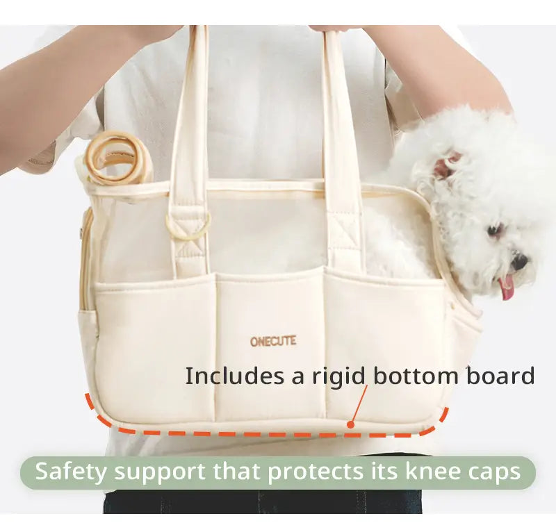 Sac à dos pour chien de petite taille en toile respirante de couleur crème, avec une plaque de fond rigide et plusieurs poches.