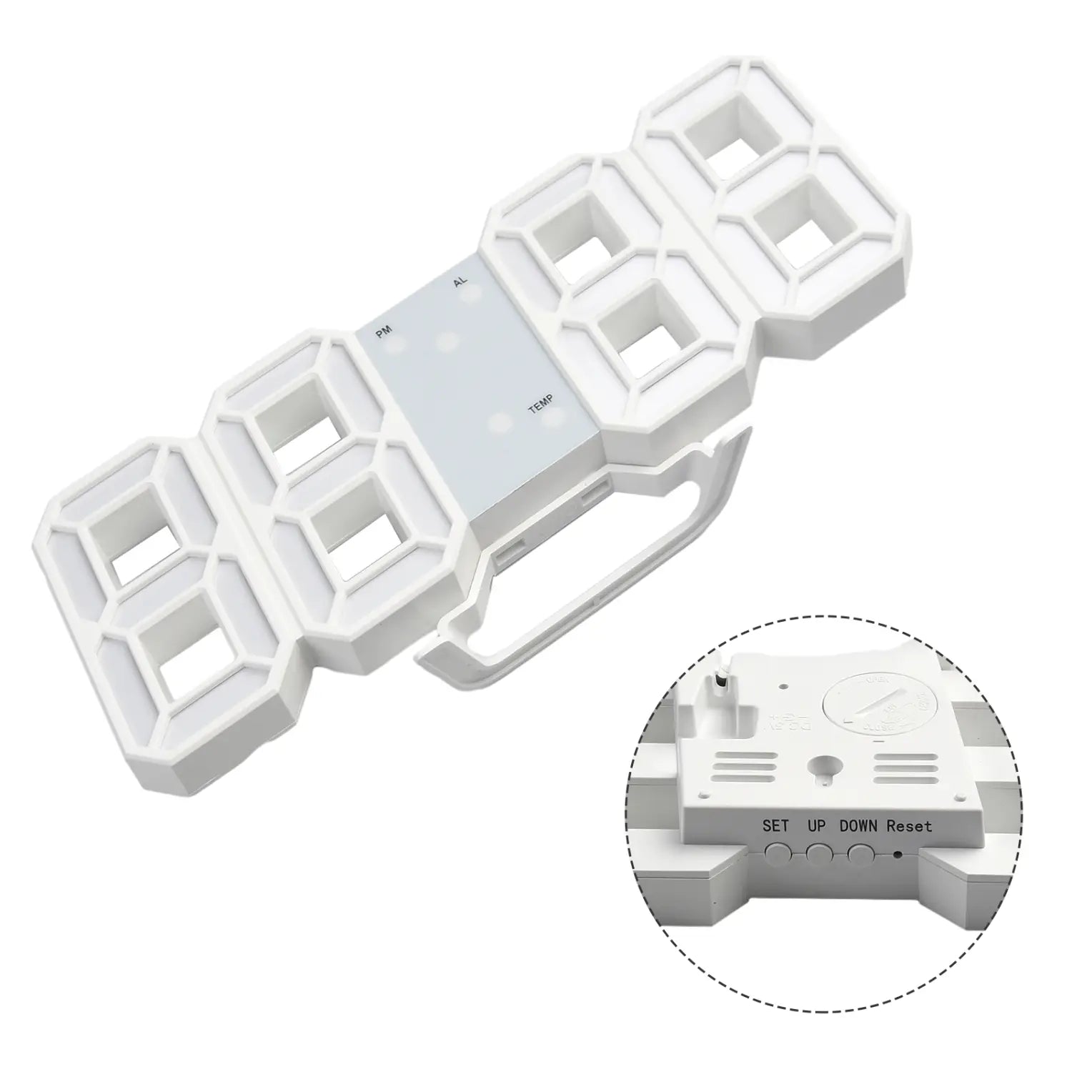 Horloge murale numérique LED 3d moderne en plastique blanc avec poignée portable et affichage LED blanc indiquant 8 h 88, conçue comme une horloge murale avec affichage 24 heures.